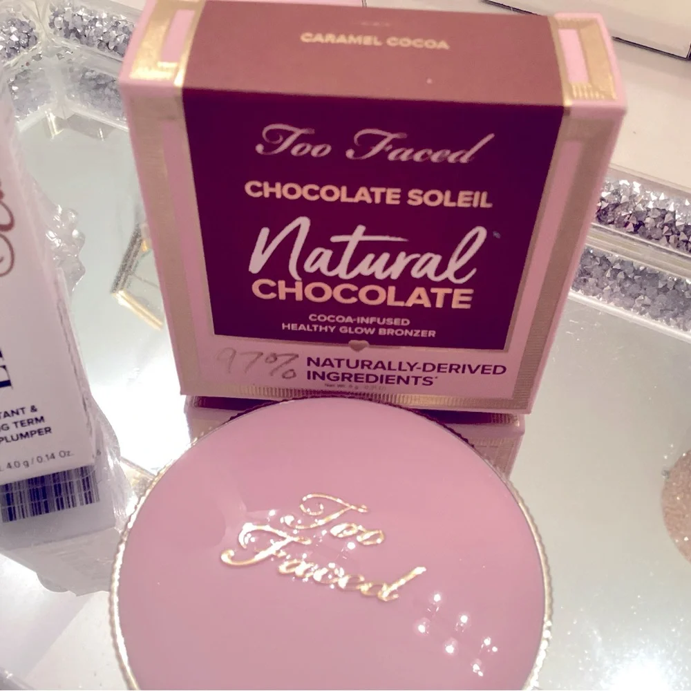 Pretty bronzer in beautiful pink compact